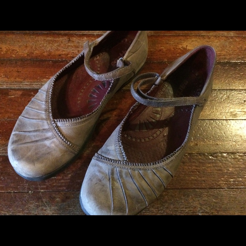 Earth Mary Janes size 8
